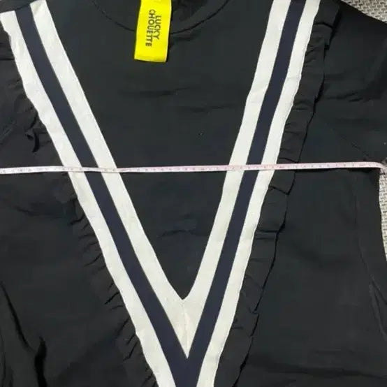 [BUNJANG] Lucky Chouette V-Line Frill Sweatshirt / 럭키슈에뜨 V라인 프릴 맨투맨