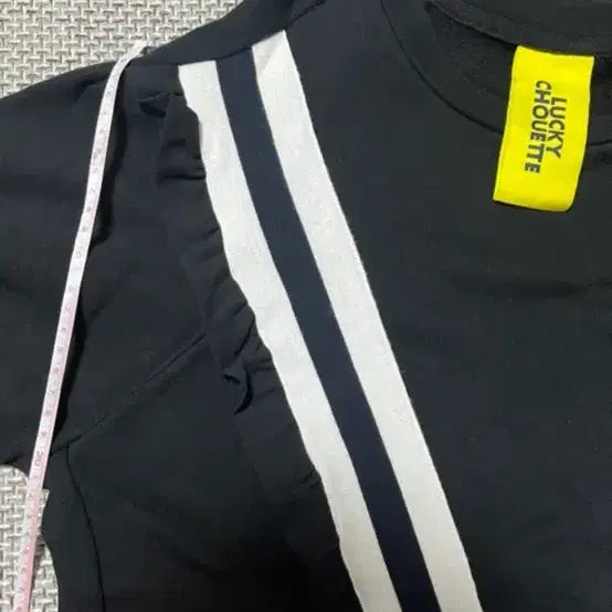 [BUNJANG] Lucky Chouette V-Line Frill Sweatshirt / 럭키슈에뜨 V라인 프릴 맨투맨