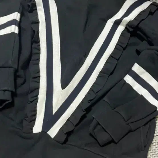[BUNJANG] Lucky Chouette V-Line Frill Sweatshirt / 럭키슈에뜨 V라인 프릴 맨투맨