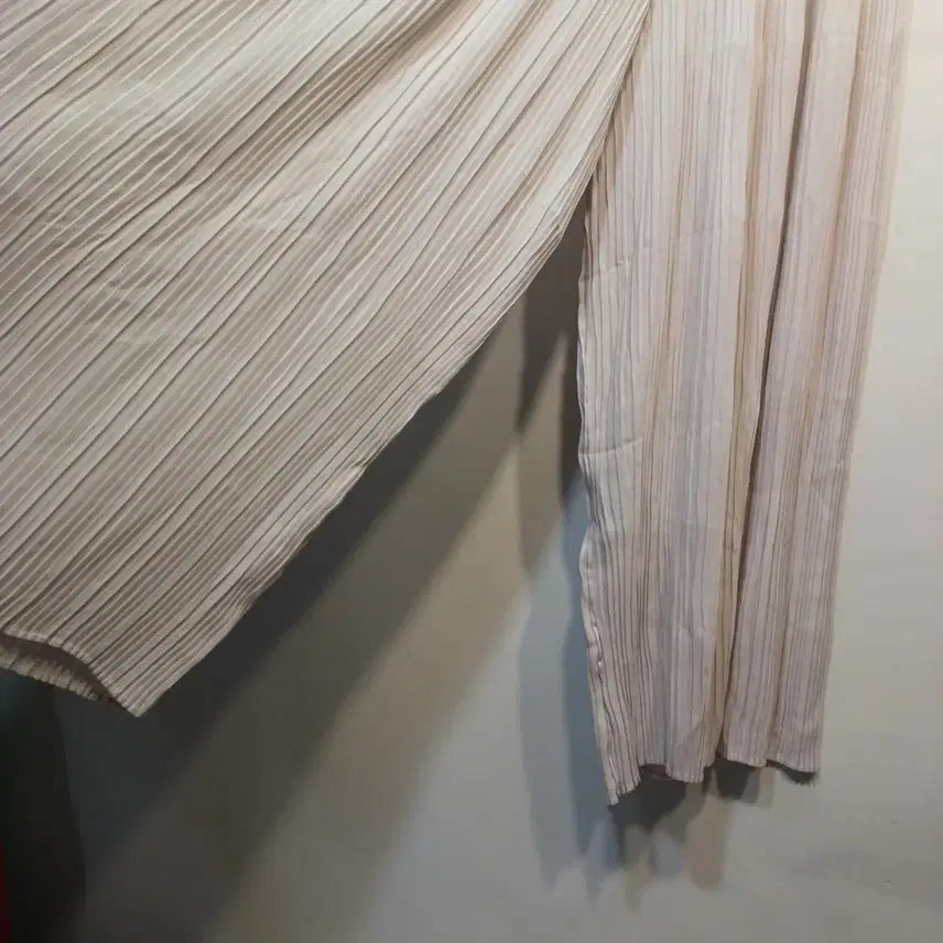 [BUNJANG] Ivory Striped Pleated Wide Pants / 아이보리색 세로줄무늬 플리츠 와이드 팬츠26~28보여름  63266