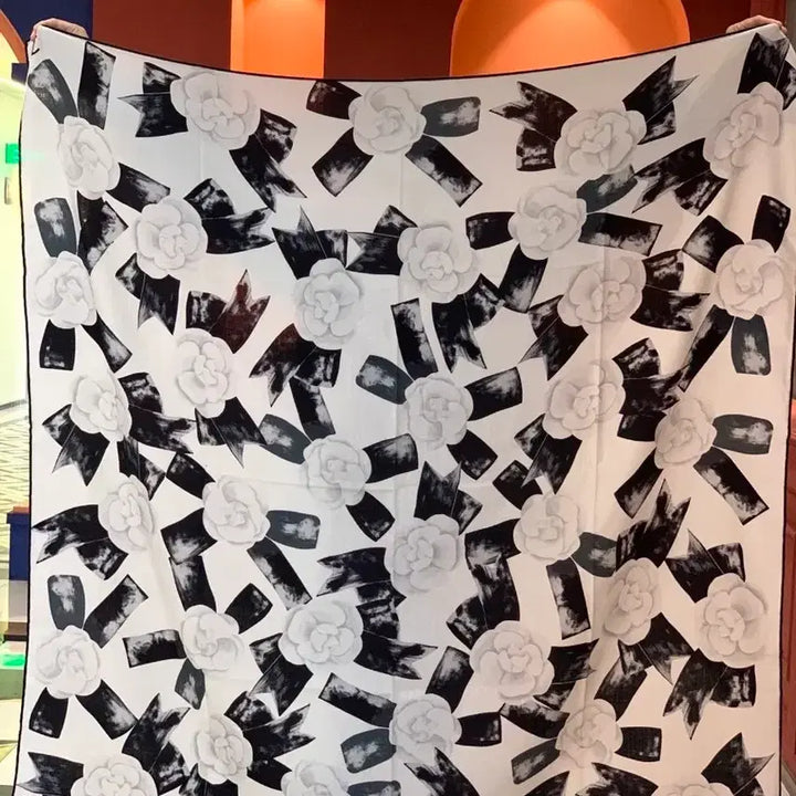 [BUNJANG] Chanel Camellia Scarf Black/White / 샤넬 까멜리아 스카프 블랙/화이트