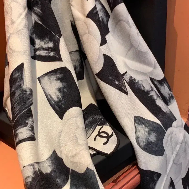 [BUNJANG] Chanel Camellia Scarf Black/White / 샤넬 까멜리아 스카프 블랙/화이트