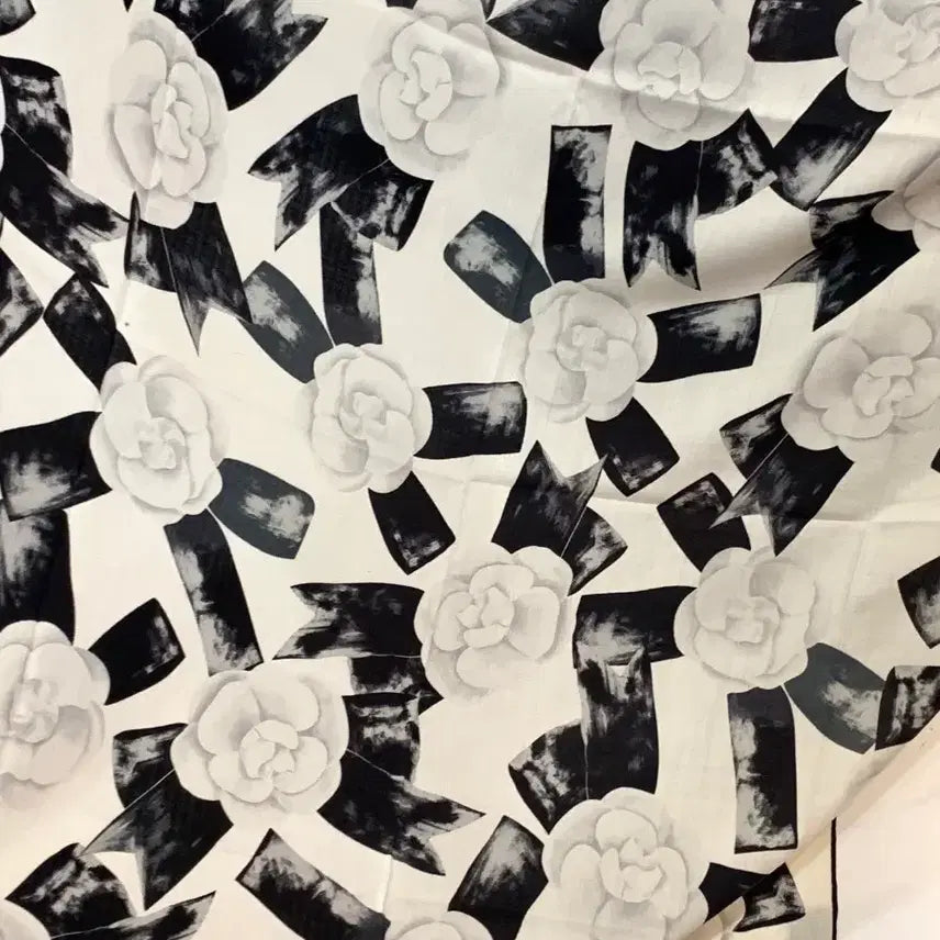 [BUNJANG] Chanel Camellia Scarf Black/White / 샤넬 까멜리아 스카프 블랙/화이트