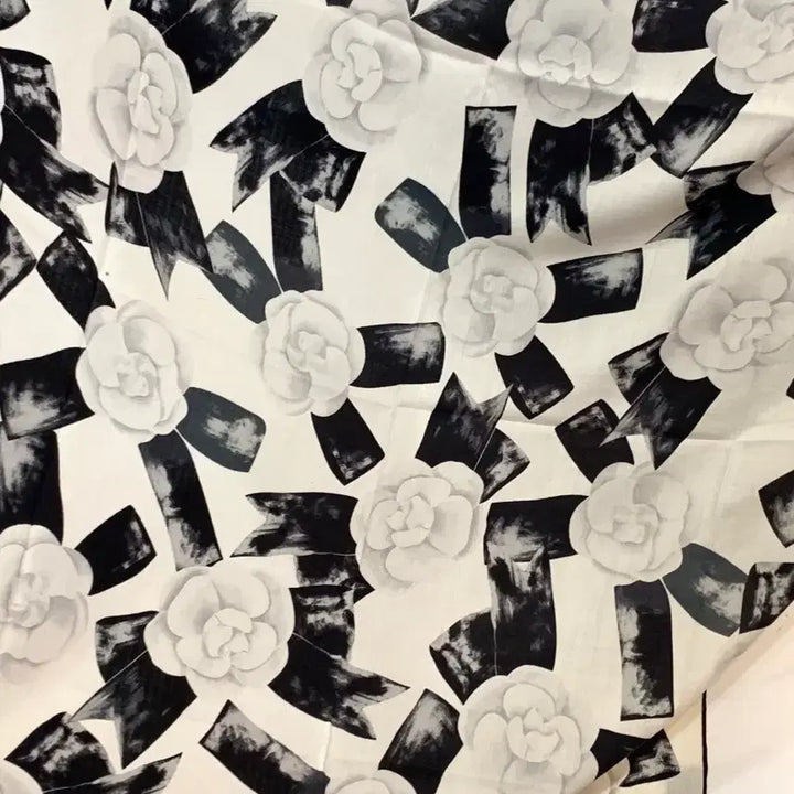 [BUNJANG] Chanel Camellia Scarf Black/White / 샤넬 까멜리아 스카프 블랙/화이트