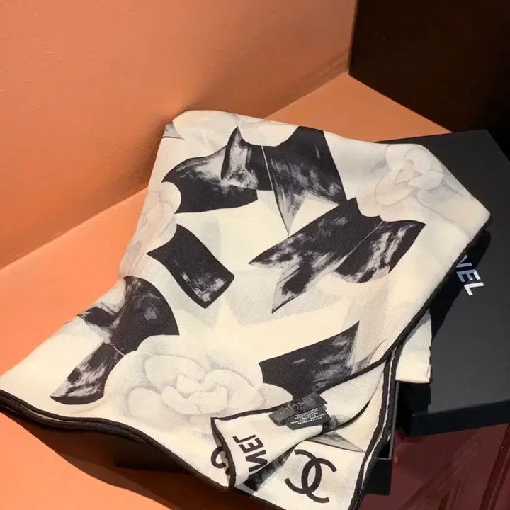 [BUNJANG] Chanel Camellia Scarf Black/White / 샤넬 까멜리아 스카프 블랙/화이트