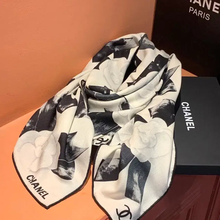 [BUNJANG] Chanel Camellia Scarf Black/White / 샤넬 까멜리아 스카프 블랙/화이트