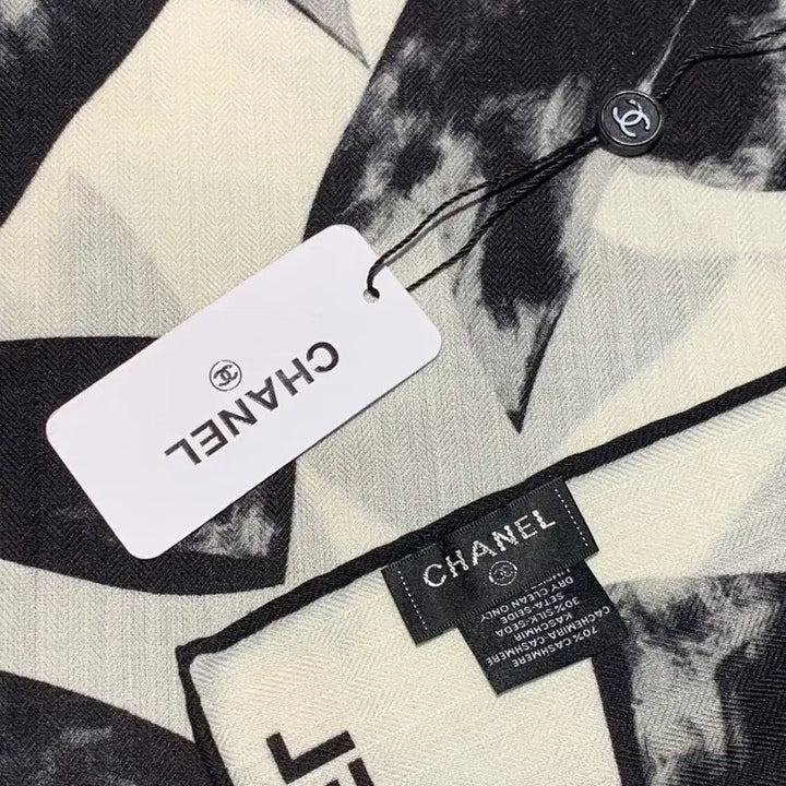[BUNJANG] Chanel Camellia Scarf Black/White / 샤넬 까멜리아 스카프 블랙/화이트
