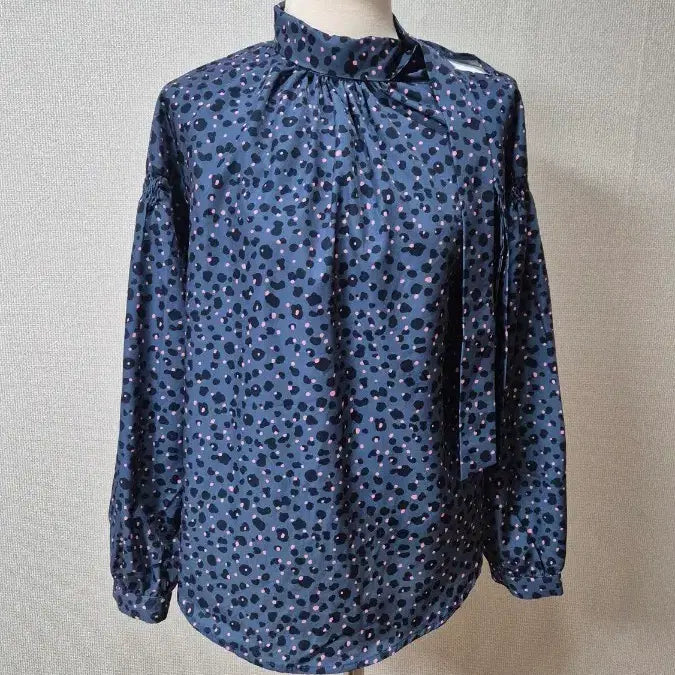[BUNJANG] Juicy Judy Leopard Print Ribbon Neck Blouse / A-25 쥬시쥬디 블루 레오파드 리본넥 블라우스