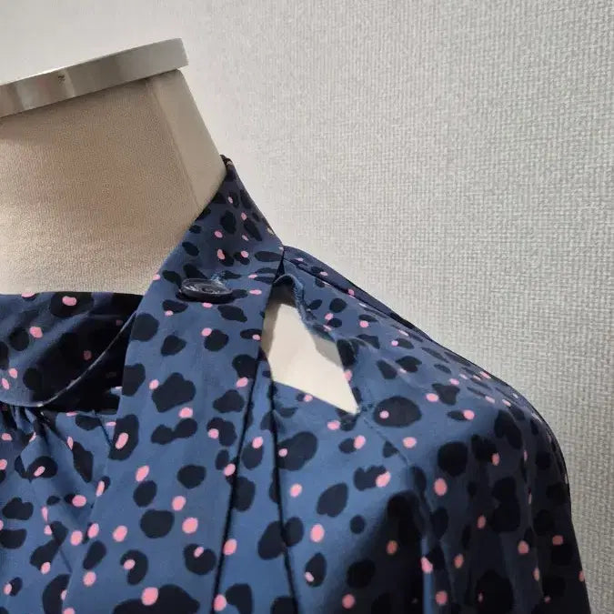[BUNJANG] Juicy Judy Leopard Print Ribbon Neck Blouse / A-25 쥬시쥬디 블루 레오파드 리본넥 블라우스