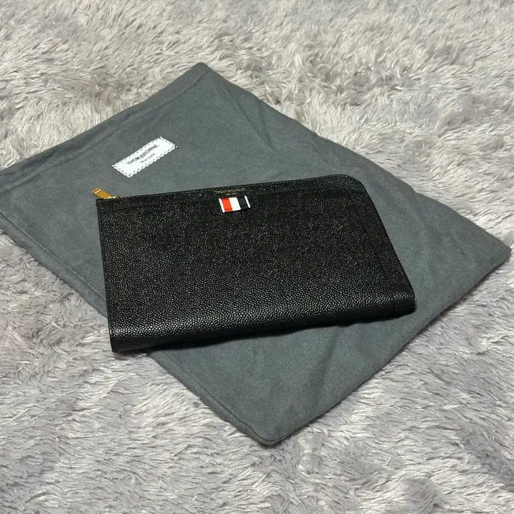 [SOLD OUT] [정품 OS] 톰브라운 삼선탭 페블 그레인 클러치 블랙