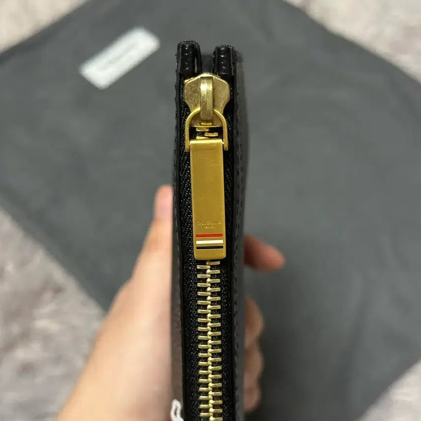 [SOLD OUT] [정품 OS] 톰브라운 삼선탭 페블 그레인 클러치 블랙