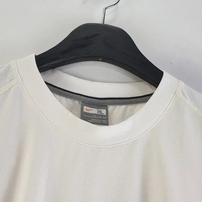 [SOLD OUT] 나이키 남성105 화이트 스우시 반팔티 M3244