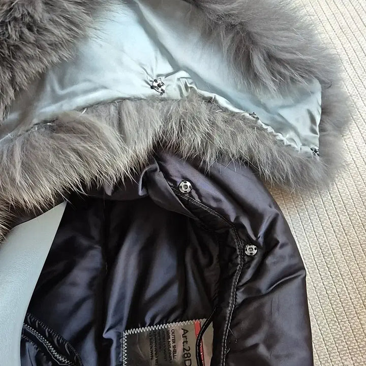 [BUNJANG] Prada Padded Jacket with Detachable Fox Fur Collar / 프라다 패딩 폭스퍼카라 탈부착