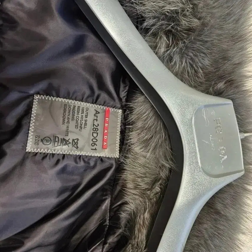 [BUNJANG] Prada Padded Jacket with Detachable Fox Fur Collar / 프라다 패딩 폭스퍼카라 탈부착