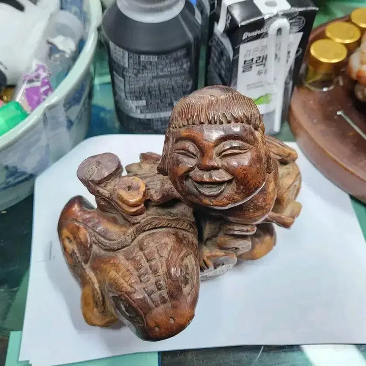 [SOLD OUT] 나무 조각 두꺼비 소년 조각상