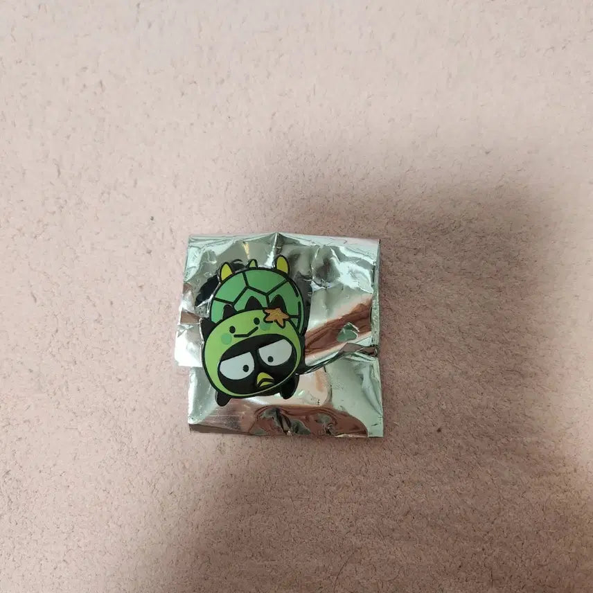 [BUNJANG] Sanrio Badtz-Maru Pin Badge / [단순개봉] 산리오 롯데 아쿠아리움 콜라보 배드바츠마루 핀뱃지