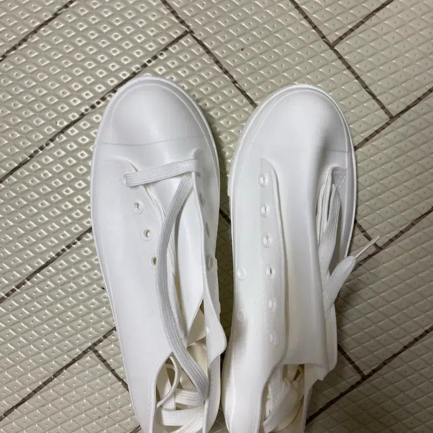 [BUNJANG] White Rubber Sneakers (Size 40) / 흰색 고무 스니커즈 40사이즈