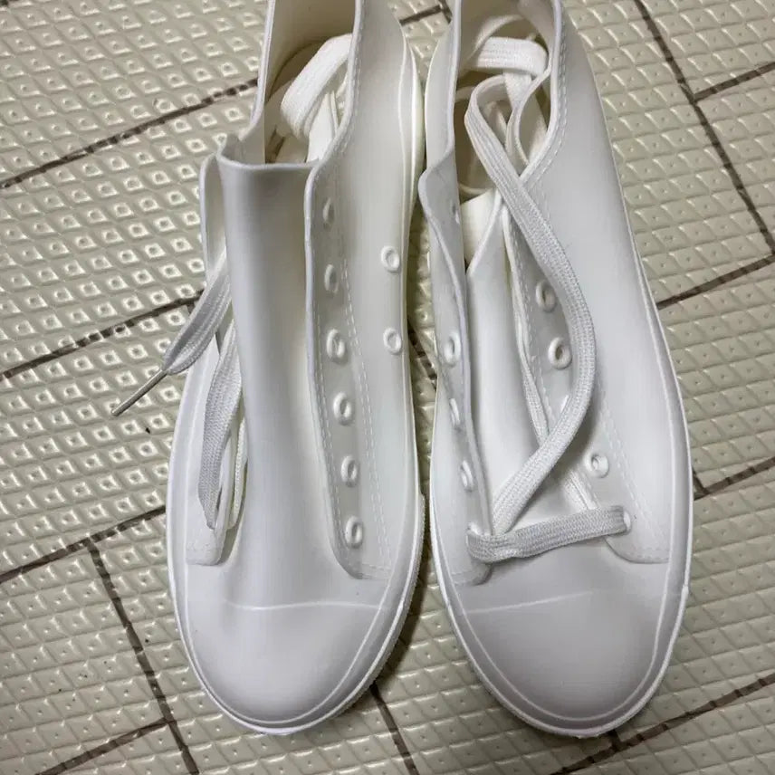 [BUNJANG] White Rubber Sneakers (Size 40) / 흰색 고무 스니커즈 40사이즈
