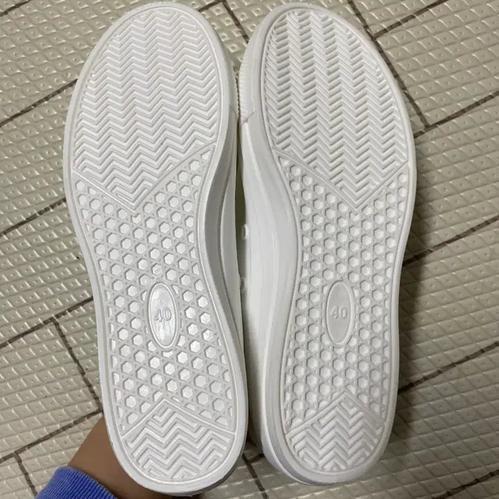 [BUNJANG] White Rubber Sneakers (Size 40) / 흰색 고무 스니커즈 40사이즈