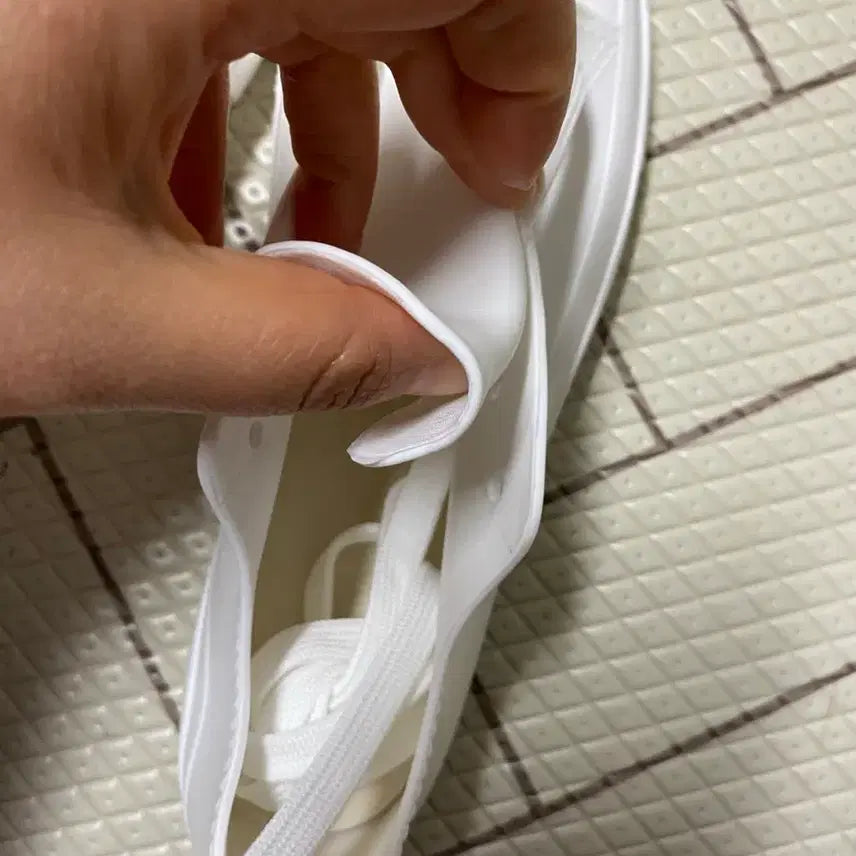 [BUNJANG] White Rubber Sneakers (Size 40) / 흰색 고무 스니커즈 40사이즈