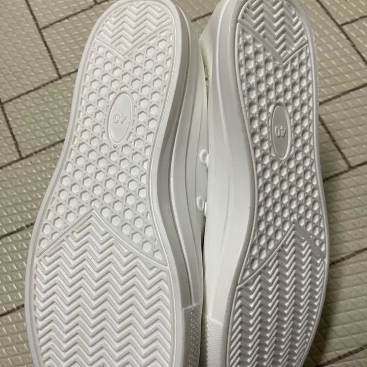 [BUNJANG] White Rubber Sneakers (Size 40) / 흰색 고무 스니커즈 40사이즈