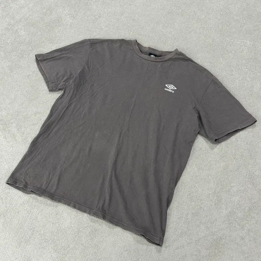 [BUNJANG] Umbro Short-Sleeve T-Shirt Charcoal / 엄브로 반팔 티셔츠 차콜