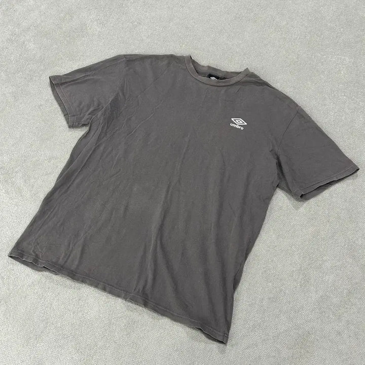 [BUNJANG] Umbro Short-Sleeve T-Shirt Charcoal / 엄브로 반팔 티셔츠 차콜
