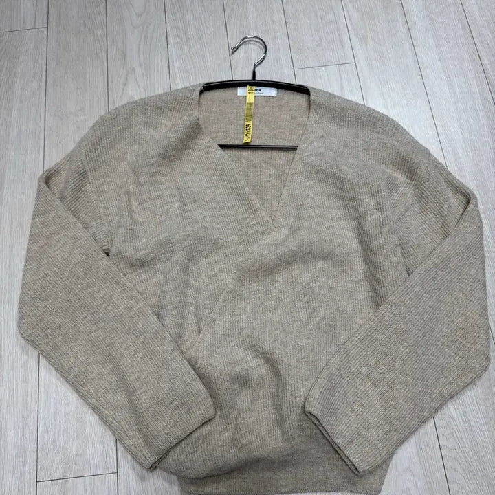 [BUNJANG] V-Neck Knit Beige Sweater / [새상품] 브이넥 니트 베이지색