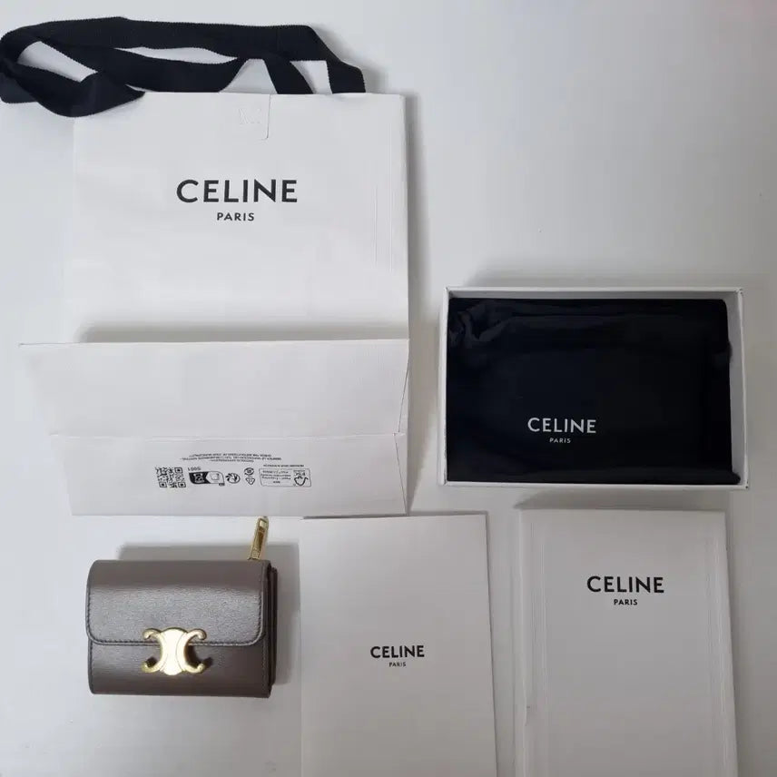 [BUNJANG] Celine Triomphe Compact Coin Wallet - Pebble / 셀린느 트리옹프 동전 컴팩트 지갑페블(Pebble) 색상 판매합니다.
