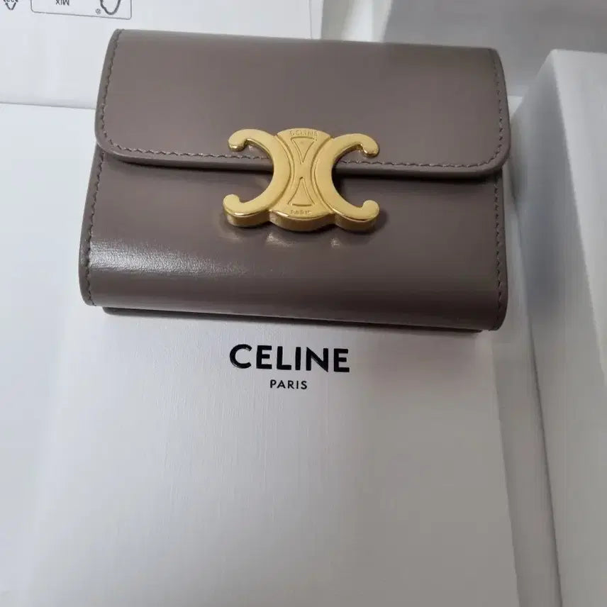 [BUNJANG] Celine Triomphe Compact Coin Wallet - Pebble / 셀린느 트리옹프 동전 컴팩트 지갑페블(Pebble) 색상 판매합니다.
