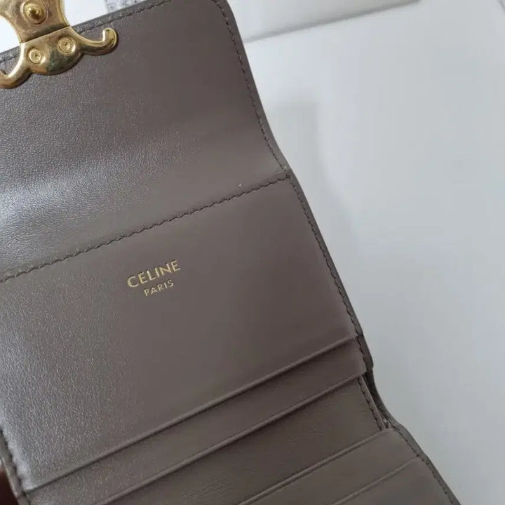 [BUNJANG] Celine Triomphe Compact Coin Wallet - Pebble / 셀린느 트리옹프 동전 컴팩트 지갑페블(Pebble) 색상 판매합니다.