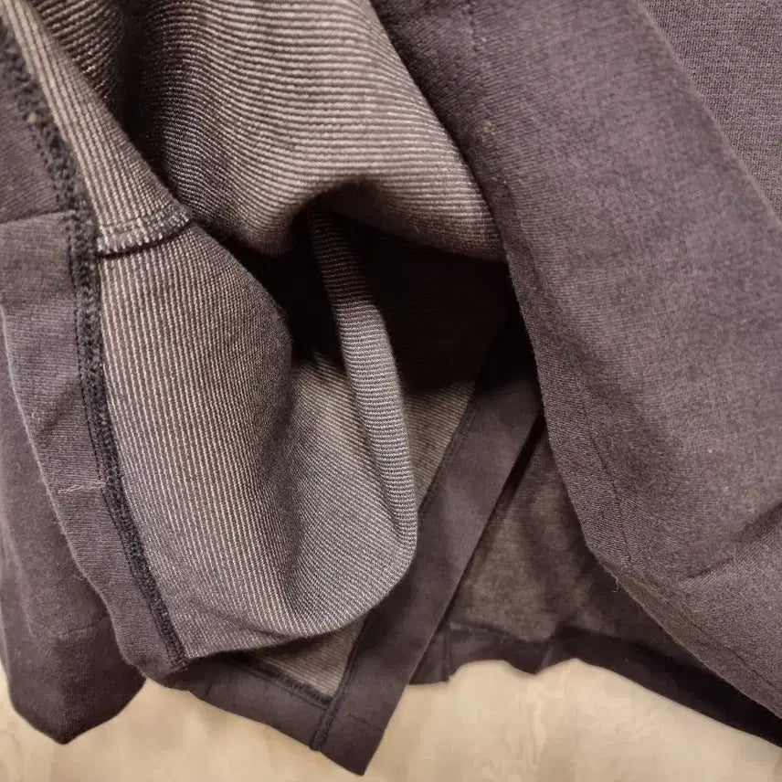 [BUNJANG] Thursday Island S Neck Pleated Long Sleeve T-shirt / 새옷 S 네크 주름패치 뒤트임 긴팔 티셔츠 써스데이아일랜드