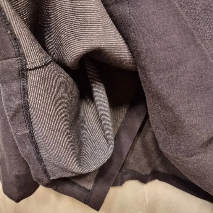 [BUNJANG] Thursday Island S Neck Pleated Long Sleeve T-shirt / 새옷 S 네크 주름패치 뒤트임 긴팔 티셔츠 써스데이아일랜드