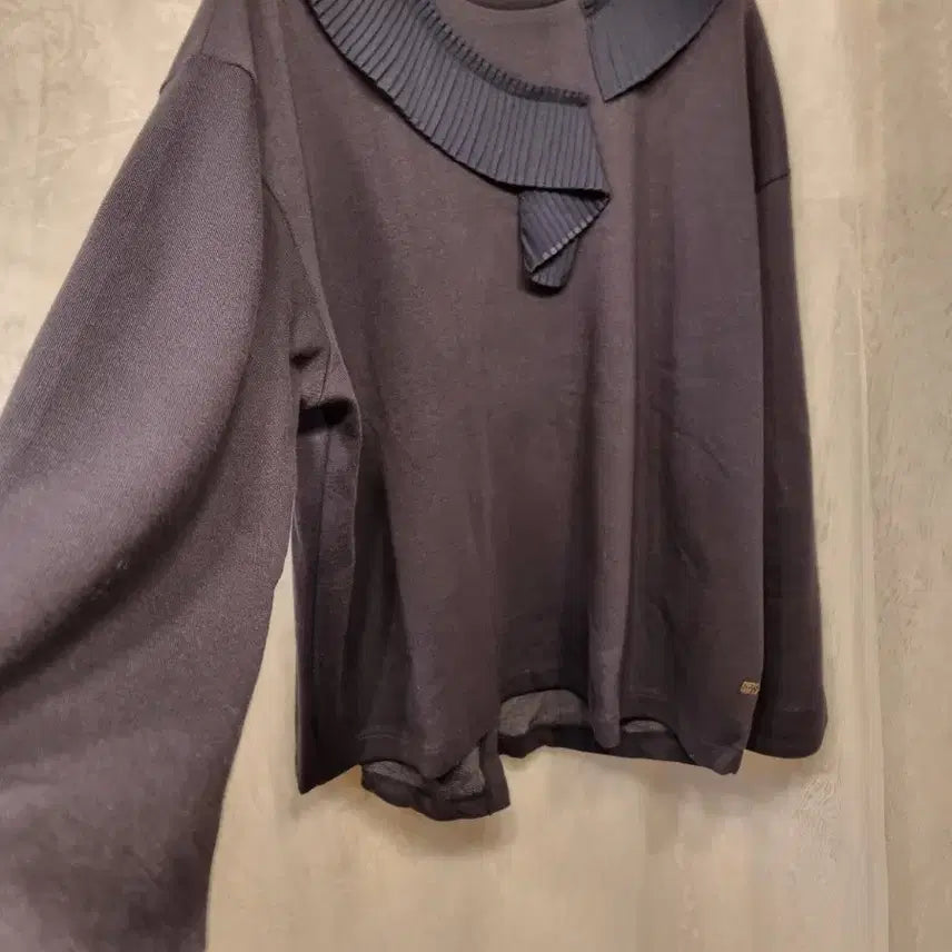 [BUNJANG] Thursday Island S Neck Pleated Long Sleeve T-shirt / 새옷 S 네크 주름패치 뒤트임 긴팔 티셔츠 써스데이아일랜드