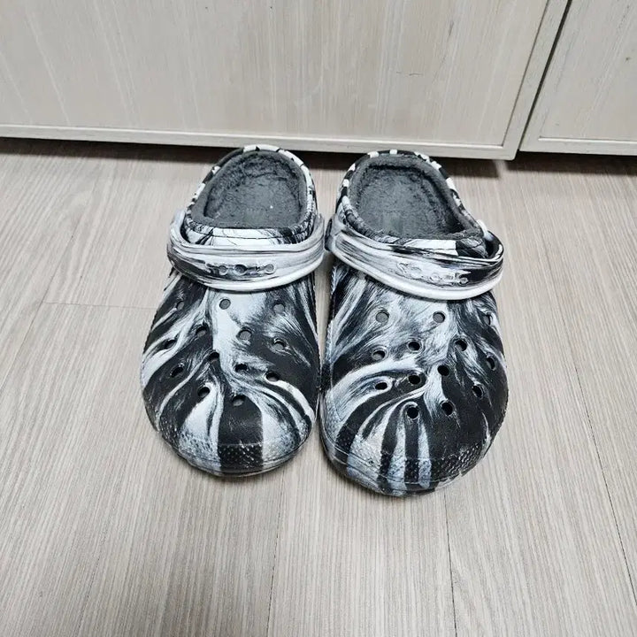 [BUNJANG] Crocs Lined Clog Slides W9 / 크록스 샌들 기모슬리퍼 W9