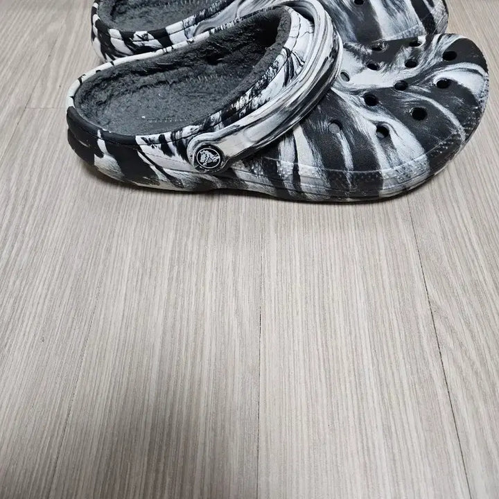 [BUNJANG] Crocs Lined Clog Slides W9 / 크록스 샌들 기모슬리퍼 W9