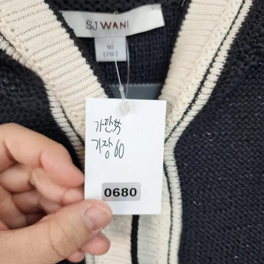[BUNJANG] SJ Wani Hooded Knit Vest Black / SJ 와니 후드 니트 조끼 블랙