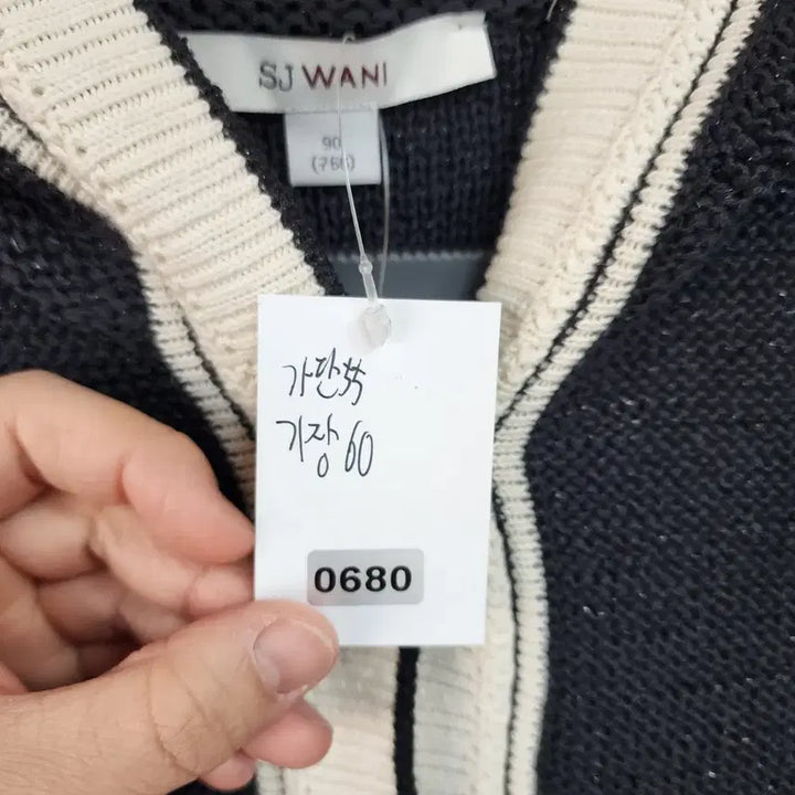 [BUNJANG] SJ Wani Hooded Knit Vest Black / SJ 와니 후드 니트 조끼 블랙