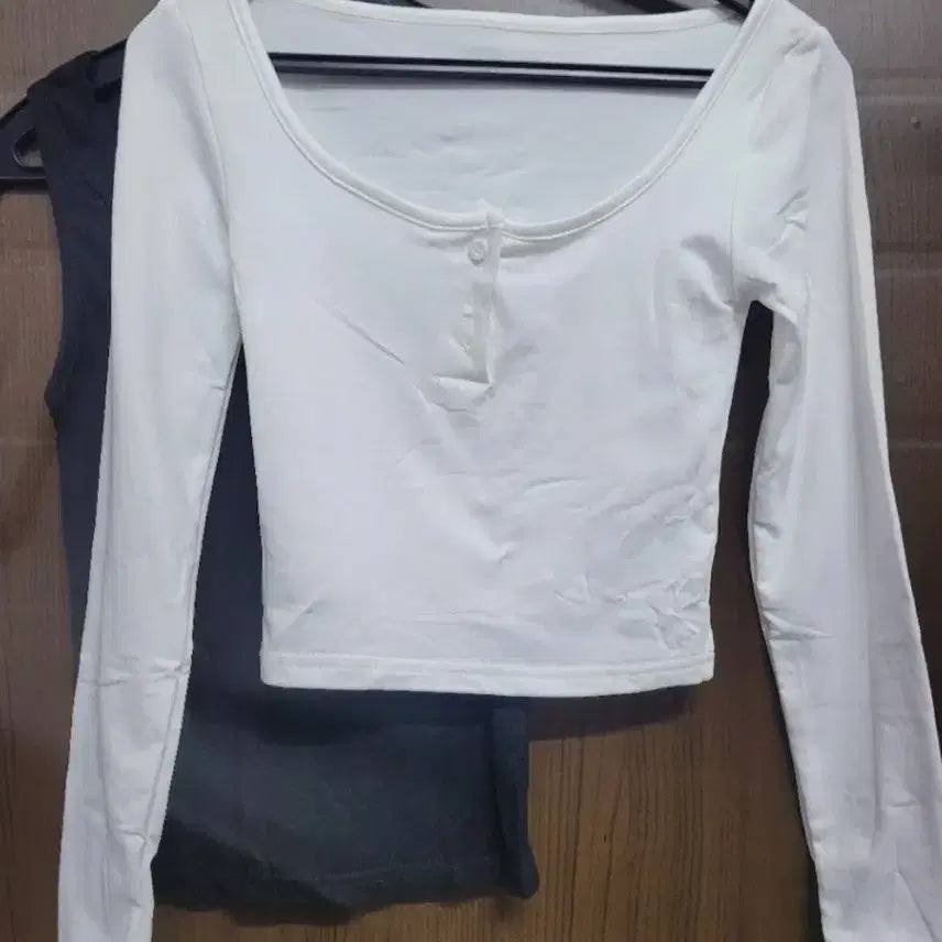 [BUNJANG] Layered Tank Top and Cardigan Set / [새상품]나시 가디건 레이어드세트 블랙,화이트