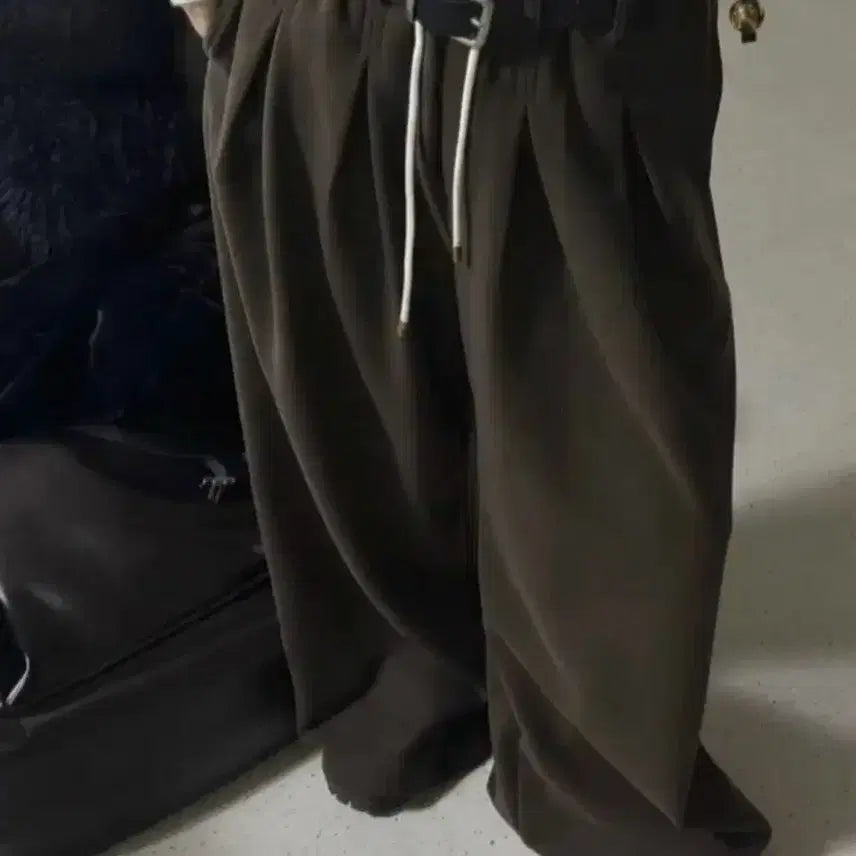 [BUNJANG] At the End Comma Wide Slacks Deep Brown Outfit / 앳더앤드 콤마 와이드 슬랙스 딥브라운 아웃핏 역시즌