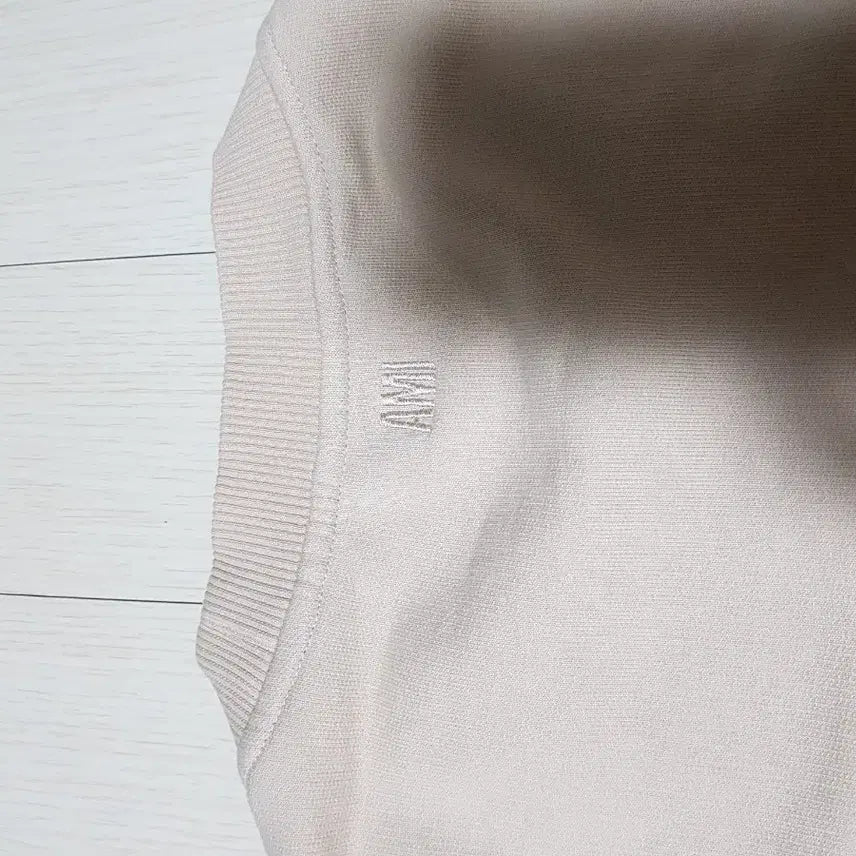 [BUNJANG] XL Army Small Heart Logo Sweatshirt Beige / XL 아미 스몰 하트 로고 맨투맨 베이지