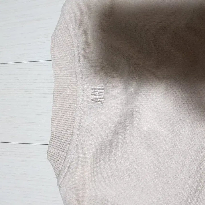 [BUNJANG] XL Army Small Heart Logo Sweatshirt Beige / XL 아미 스몰 하트 로고 맨투맨 베이지