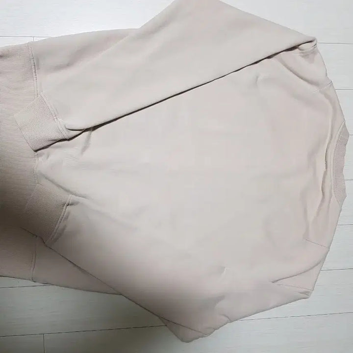 [BUNJANG] XL Army Small Heart Logo Sweatshirt Beige / XL 아미 스몰 하트 로고 맨투맨 베이지
