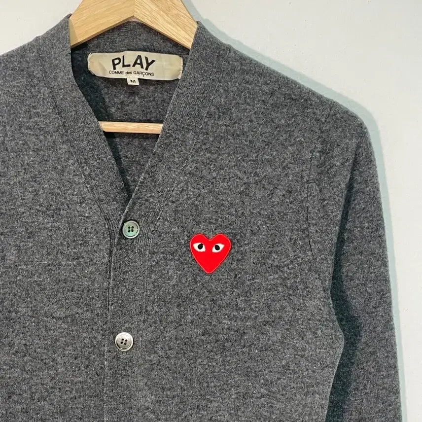 [BUNJANG] Comme des Garcons Charcoal Red Emblem Cardigan / 꼼데가르송 차콜 레드와펜 가디건