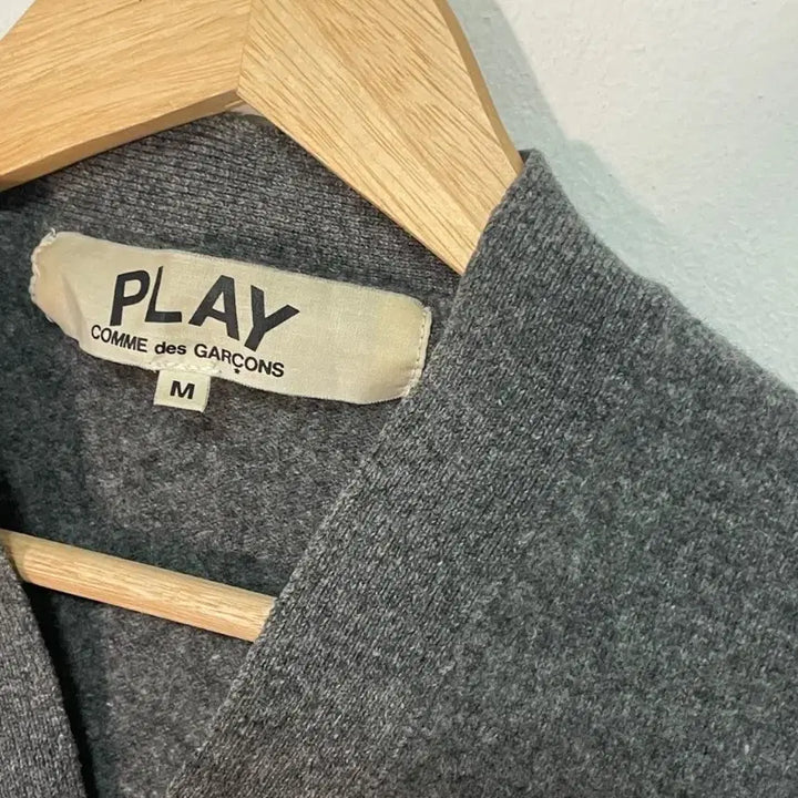 [BUNJANG] Comme des Garcons Charcoal Red Emblem Cardigan / 꼼데가르송 차콜 레드와펜 가디건