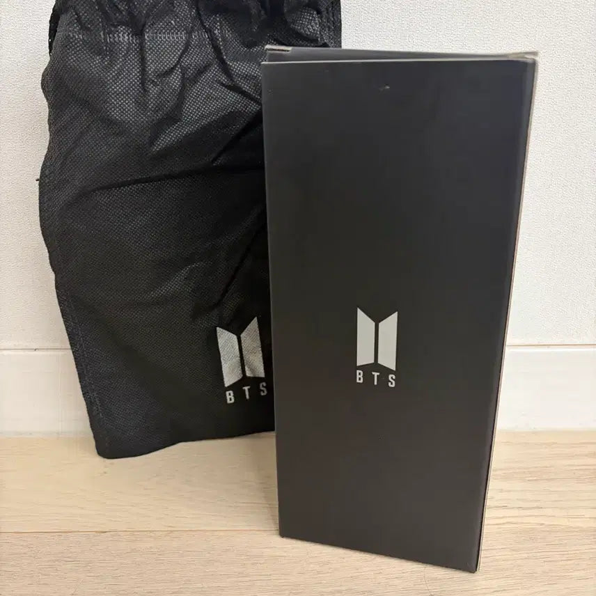 [BUNJANG] BTS (방탄소년단) Army Bomb Ver. 3 Light Stick + Pouch / 방탄소년단 BTS 응원봉 ver.3 아미밤 파우치 판매 비티에스 버전3