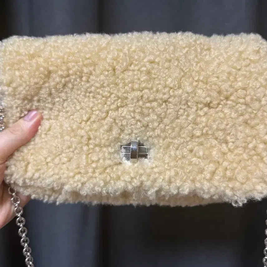 [BUNJANG] Miu Miu Shearling Fur Shoulder Crossbody Bag 5BD417 / 미우미우 시어링 퍼 숄더 크로스백 팝니다