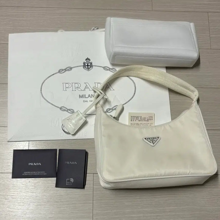 [BUNJANG] Prada Hobo Bag White / 프라다 호보백 화이트