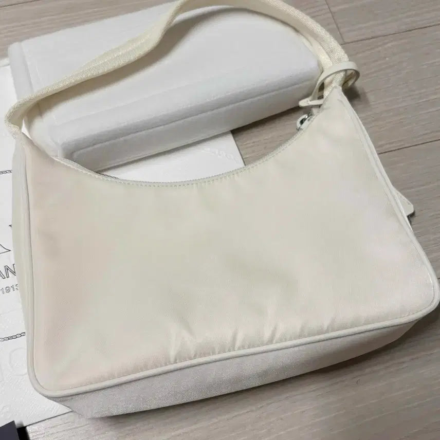 [BUNJANG] Prada Hobo Bag White / 프라다 호보백 화이트