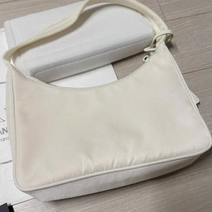 [BUNJANG] Prada Hobo Bag White / 프라다 호보백 화이트